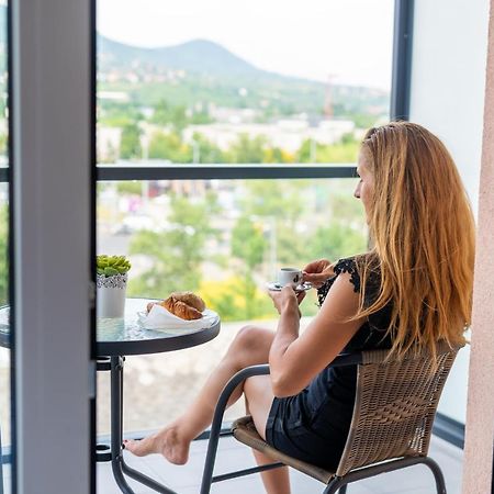 Sweet Home Apartman , 30Sqm Studio, Free Private Parking, Mountain View, Balcony, 20 Min From Downtown Budapest Bagian luar foto