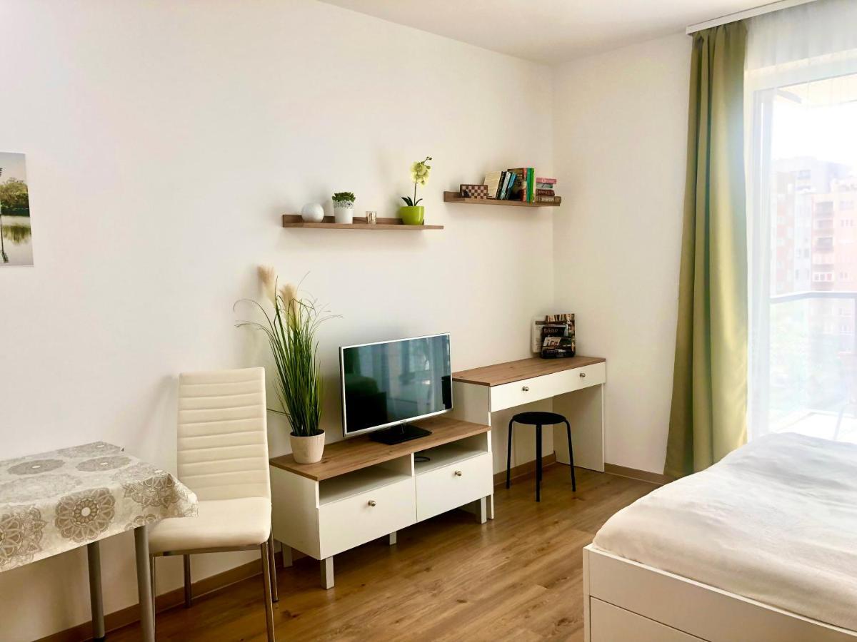 Sweet Home Apartman , 30Sqm Studio, Free Private Parking, Mountain View, Balcony, 20 Min From Downtown Budapest Bagian luar foto