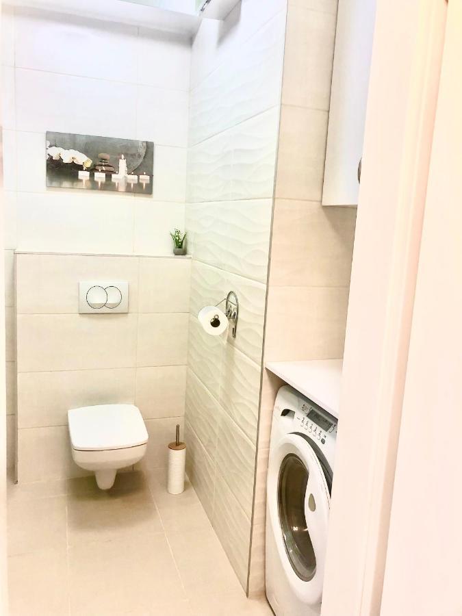 Sweet Home Apartman , 30Sqm Studio, Free Private Parking, Mountain View, Balcony, 20 Min From Downtown Budapest Bagian luar foto