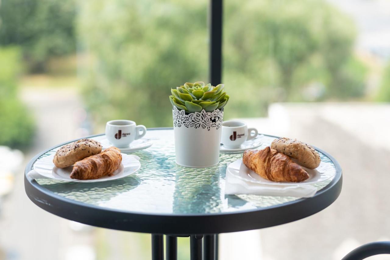 Sweet Home Apartman , 30Sqm Studio, Free Private Parking, Mountain View, Balcony, 20 Min From Downtown Budapest Bagian luar foto