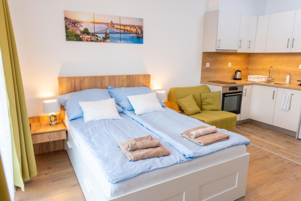 Sweet Home Apartman , 30Sqm Studio, Free Private Parking, Mountain View, Balcony, 20 Min From Downtown Budapest Bagian luar foto