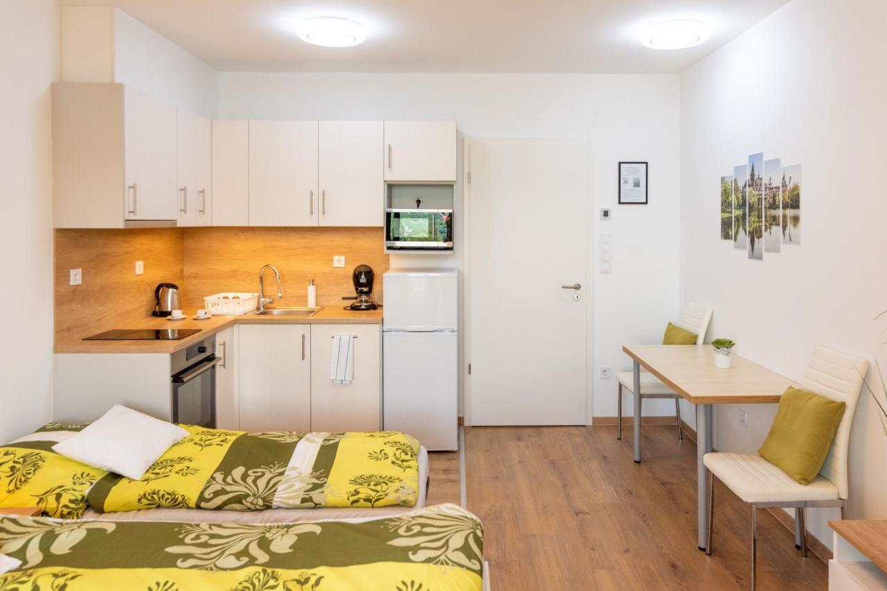 Sweet Home Apartman , 30Sqm Studio, Free Private Parking, Mountain View, Balcony, 20 Min From Downtown Budapest Bagian luar foto