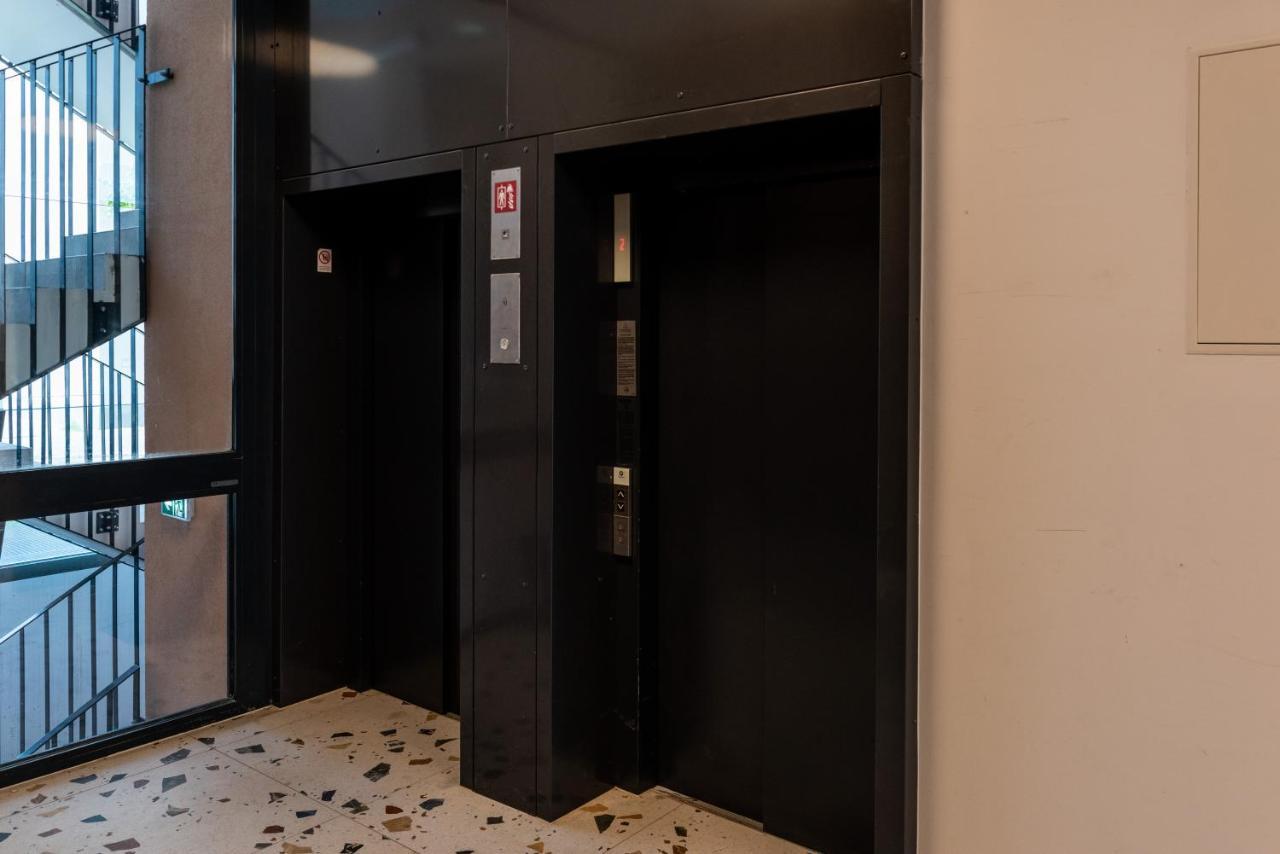 Sweet Home Apartman , 30Sqm Studio, Free Private Parking, Mountain View, Balcony, 20 Min From Downtown Budapest Bagian luar foto