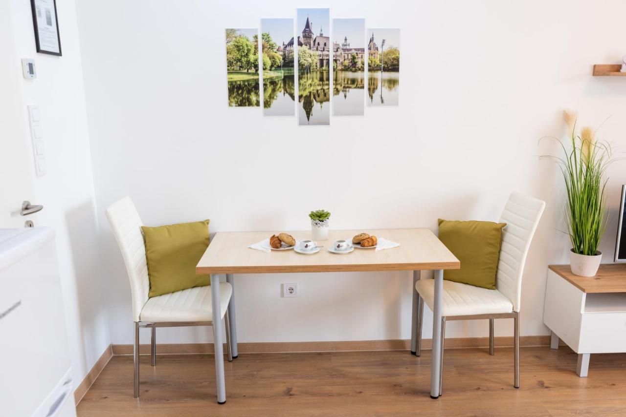 Sweet Home Apartman , 30Sqm Studio, Free Private Parking, Mountain View, Balcony, 20 Min From Downtown Budapest Bagian luar foto