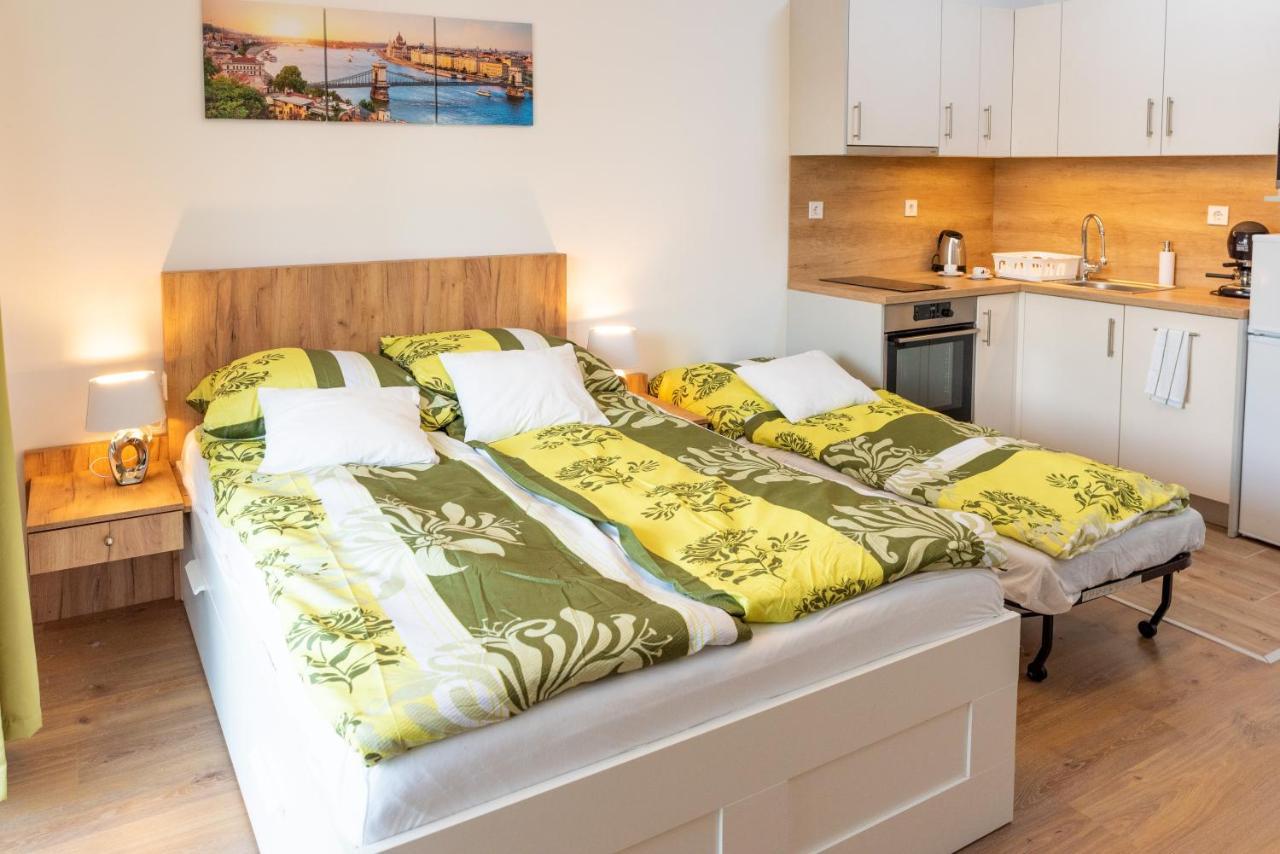 Sweet Home Apartman , 30Sqm Studio, Free Private Parking, Mountain View, Balcony, 20 Min From Downtown Budapest Bagian luar foto