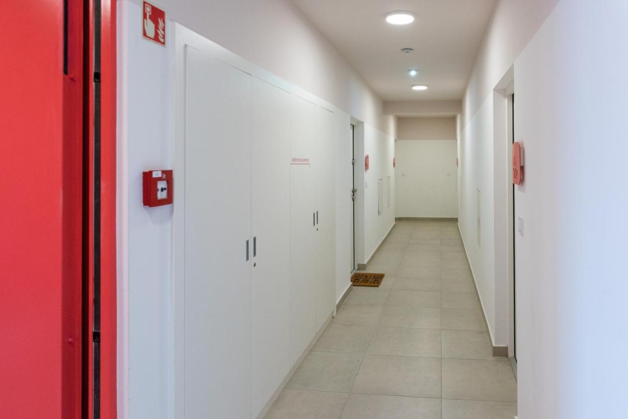 Sweet Home Apartman , 30Sqm Studio, Free Private Parking, Mountain View, Balcony, 20 Min From Downtown Budapest Bagian luar foto