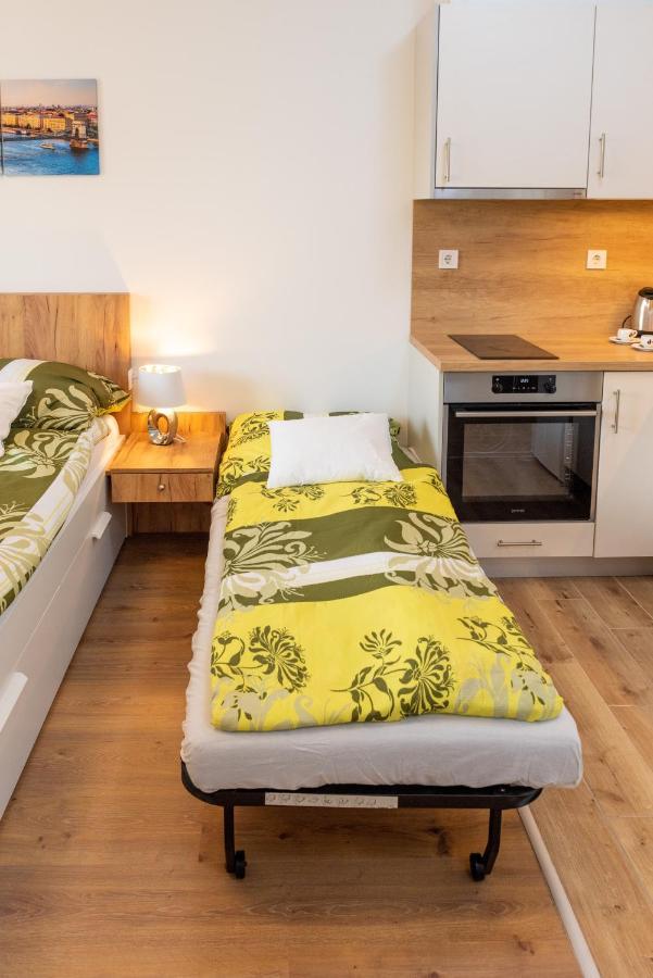 Sweet Home Apartman , 30Sqm Studio, Free Private Parking, Mountain View, Balcony, 20 Min From Downtown Budapest Bagian luar foto