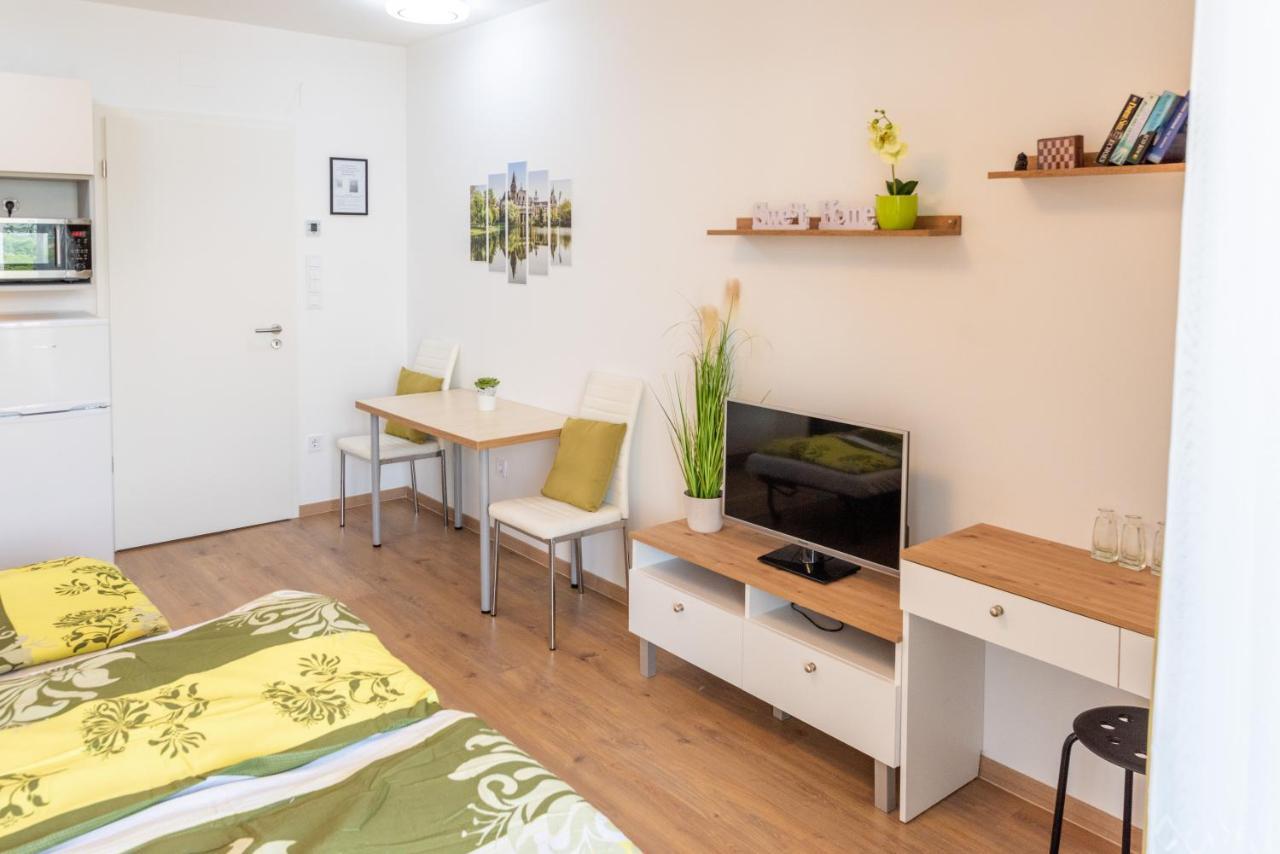 Sweet Home Apartman , 30Sqm Studio, Free Private Parking, Mountain View, Balcony, 20 Min From Downtown Budapest Bagian luar foto